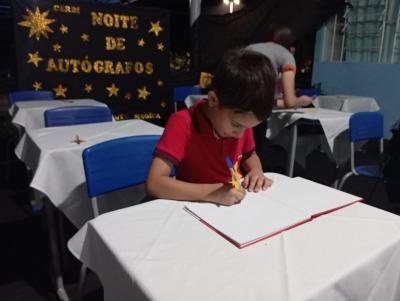 Noite de AutÃ³grafos reuniu centenas de pessoas em Rio Bonito do IguaÃ§u